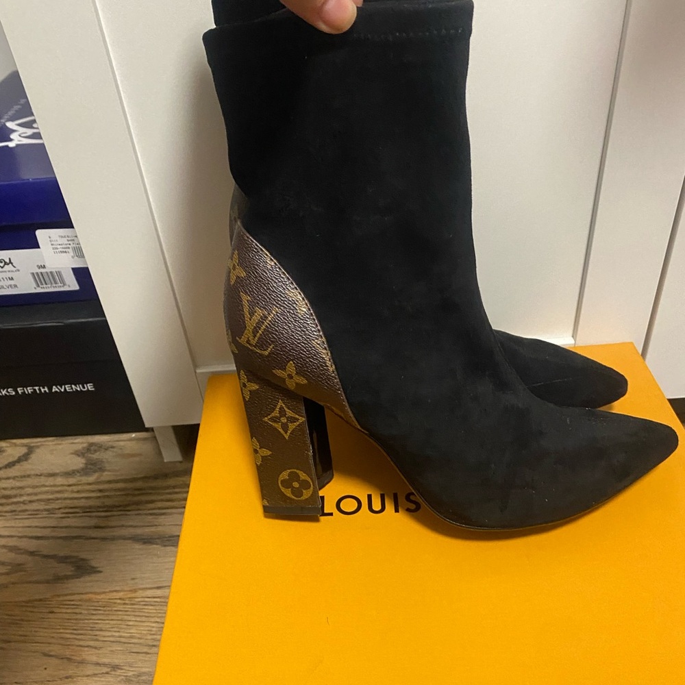 BEAUTIFUL LOUIS VUITTON   ANKLE BOOT!
